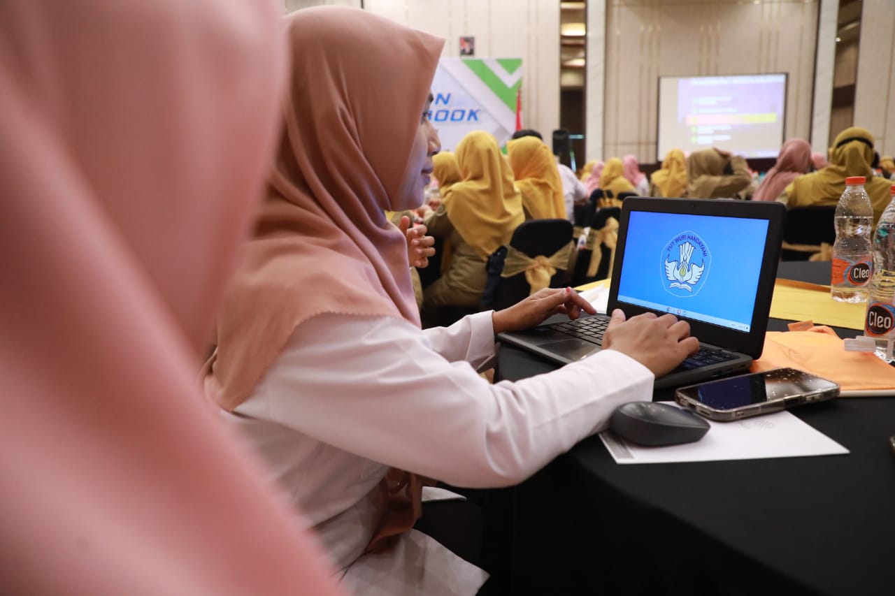 Foto 4 dari 11: Buka Pelatihan Chromebook, Wali Kota Dorong Guru Tingkatkan Kompetensi Dan Inovasi