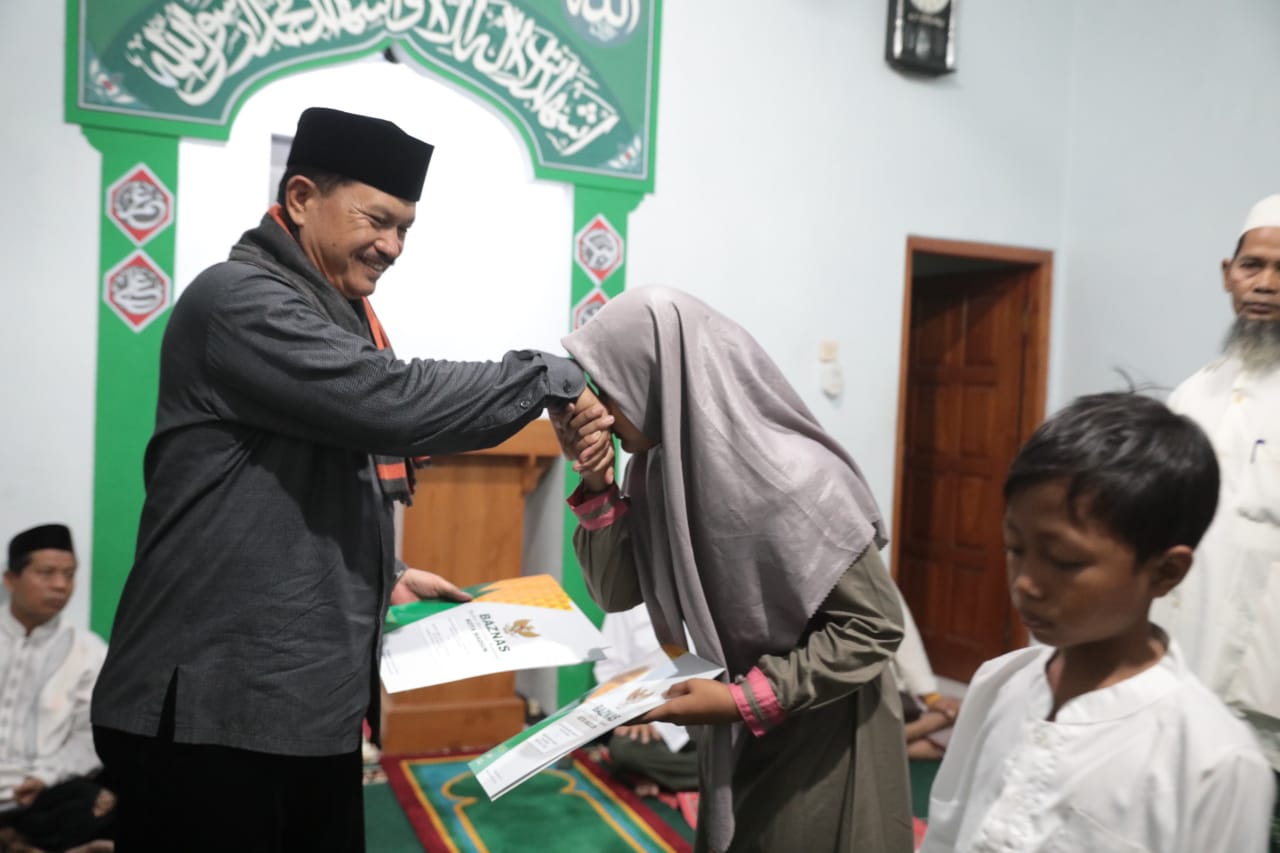Foto 4 dari 10: Shalat Isya Berjamaah Di Masjid Al Ikhlas, Wali Kota Ajak Masyarakat Jaga Kerukunan