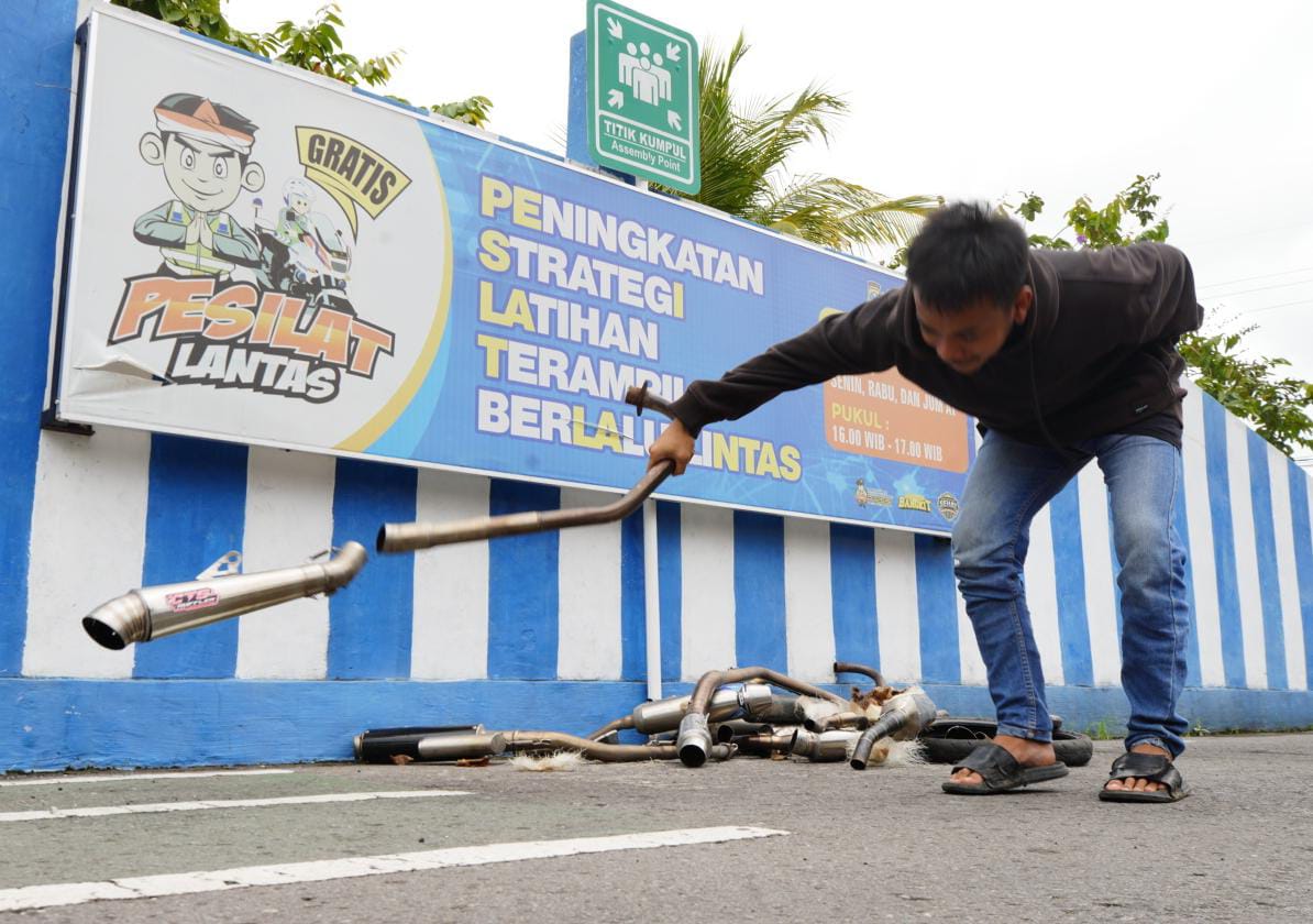 Foto 8 dari 10: Terjaring Razia Knalpot Brong, Pemilik Kendaraan Diminta Ganti Knalpot Brong Di Kantor Satlantas
