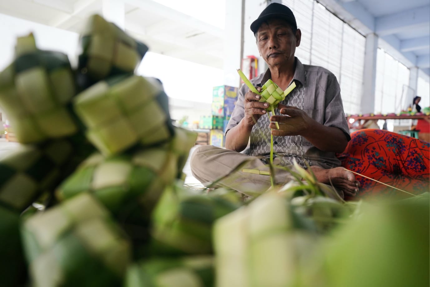 Foto 3 dari 10: Baru H+3 Lebaran, Pedagang Ketupat PBM Akui Penjualan Tahun Ini Lebih Laris