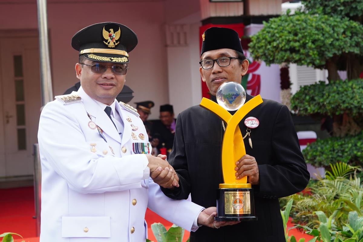Foto 6 dari 16: Gelar Upacara Hari Jadi ke-79 Pemprov Jatim, Pj Wali Kota Ajak Masyarakat Berperan Aktif dan Ikut Sukseskan Pemilu