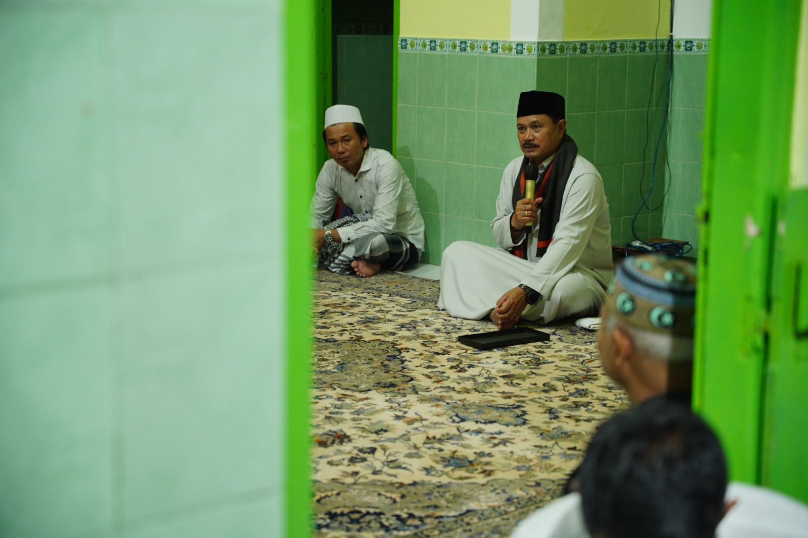 Foto 6 dari 10: Salat Isya di Musala Baitul Adzim gang Lodayan, Wali Kota Ajak Warga Makin Optimalkan Kawasan PRC
