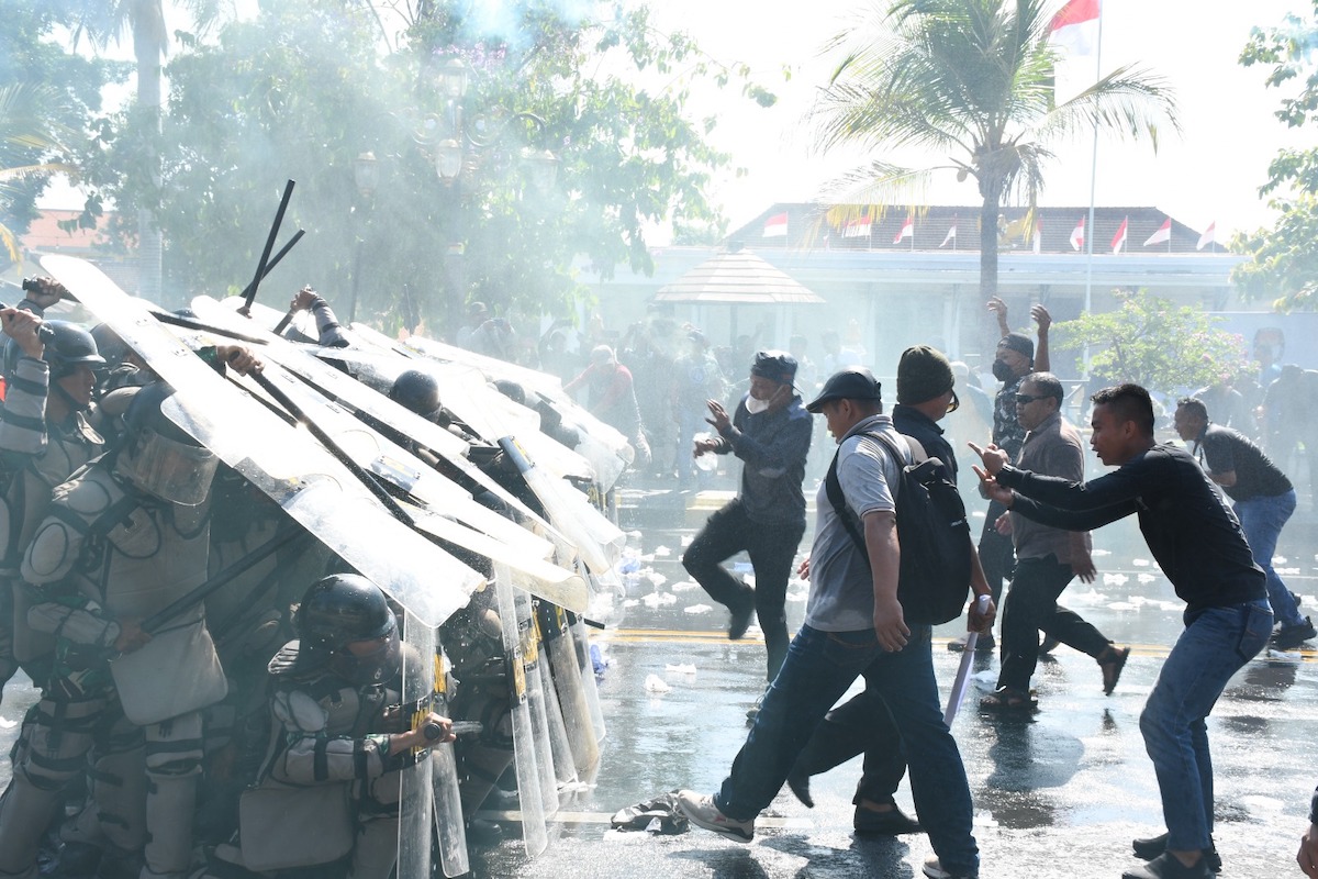Foto 3 dari 6: Tak Puas Hasil Pemilu, Ribuan Massa Unjuk Rasa Di Depan Kantor KPU