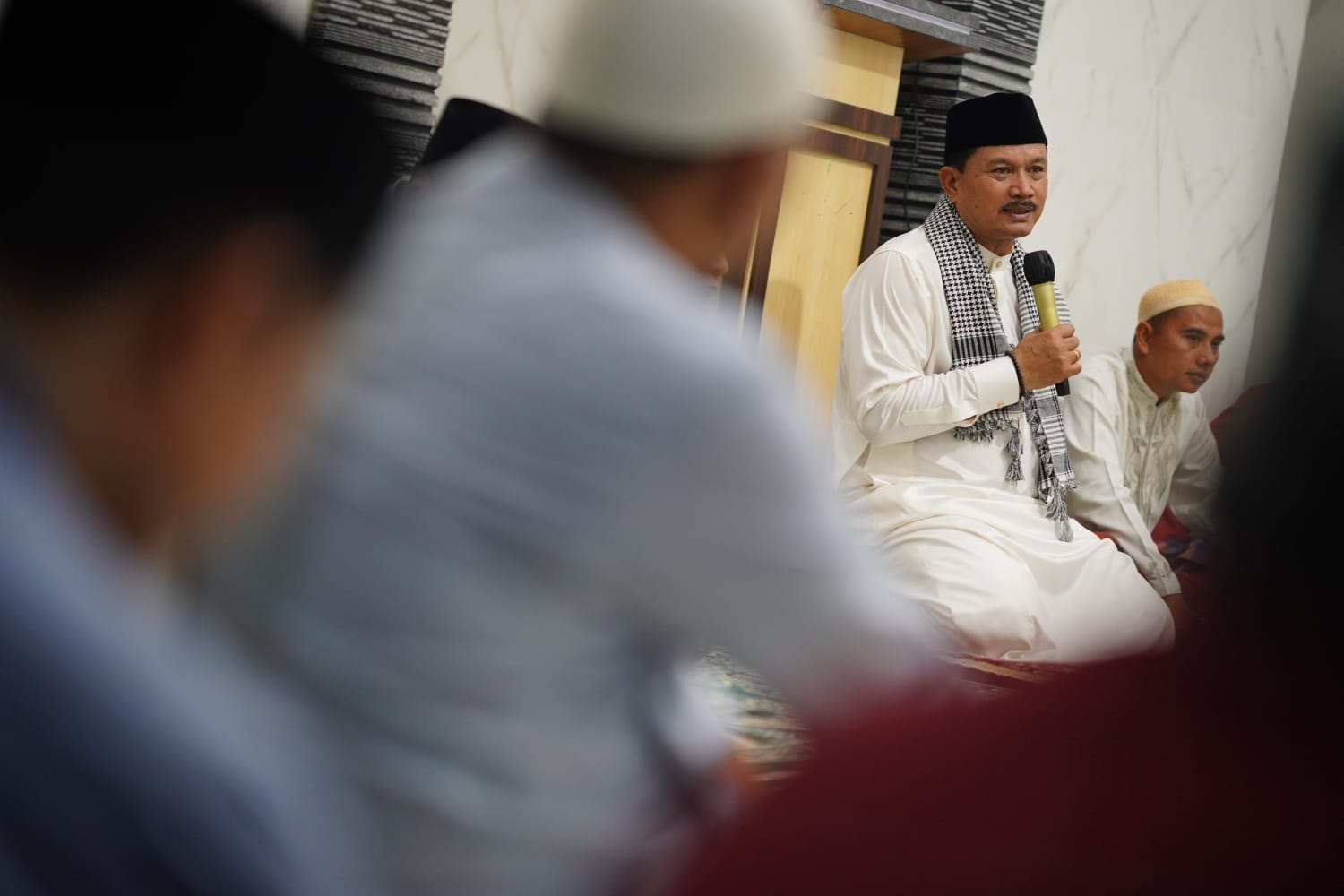 Foto 5 dari 10: Salat Isya di Musala Baiturahim, Wali Kota Salurkan Bantuan Pembangunan Rp 50 Juta