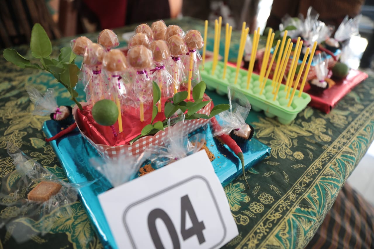 Foto 3 dari 13: Hadiri Pelatihan Produksi Permen Pecel, Wali Kota: Inovasi Baru Seperti Ini Harus Terus Dimunculkan