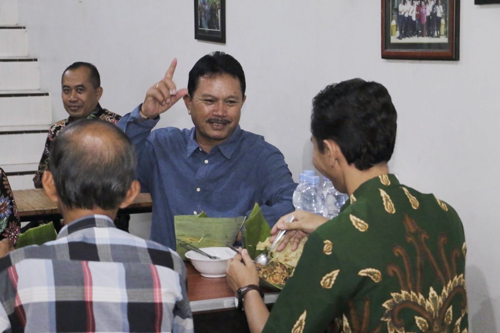 Foto 3 dari 9: Sambut Tim Juri Lomba Kampung KB Nasional, Wali Kota Suguhkan Makanan Khas Kota Pendekar
