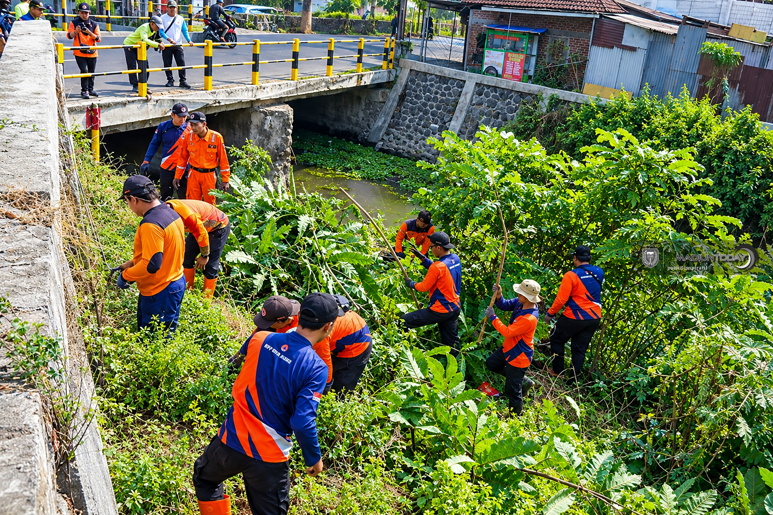 Foto 2 dari 12: Antisipasi Hujan Deras, Tim Gabungan Bersihkan 9 Sungai Rawan Banjir di Madiun