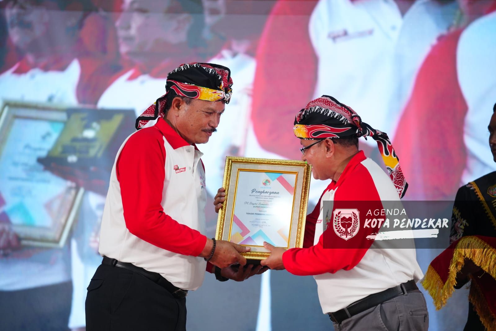 Foto 1 dari 9: Wali Kota Maidi Raih Penghargaan Pembina Koperasi di Gebyar Puncak Acara Peringatan Hari Koperasi Indonesia Ke 76 Jatim