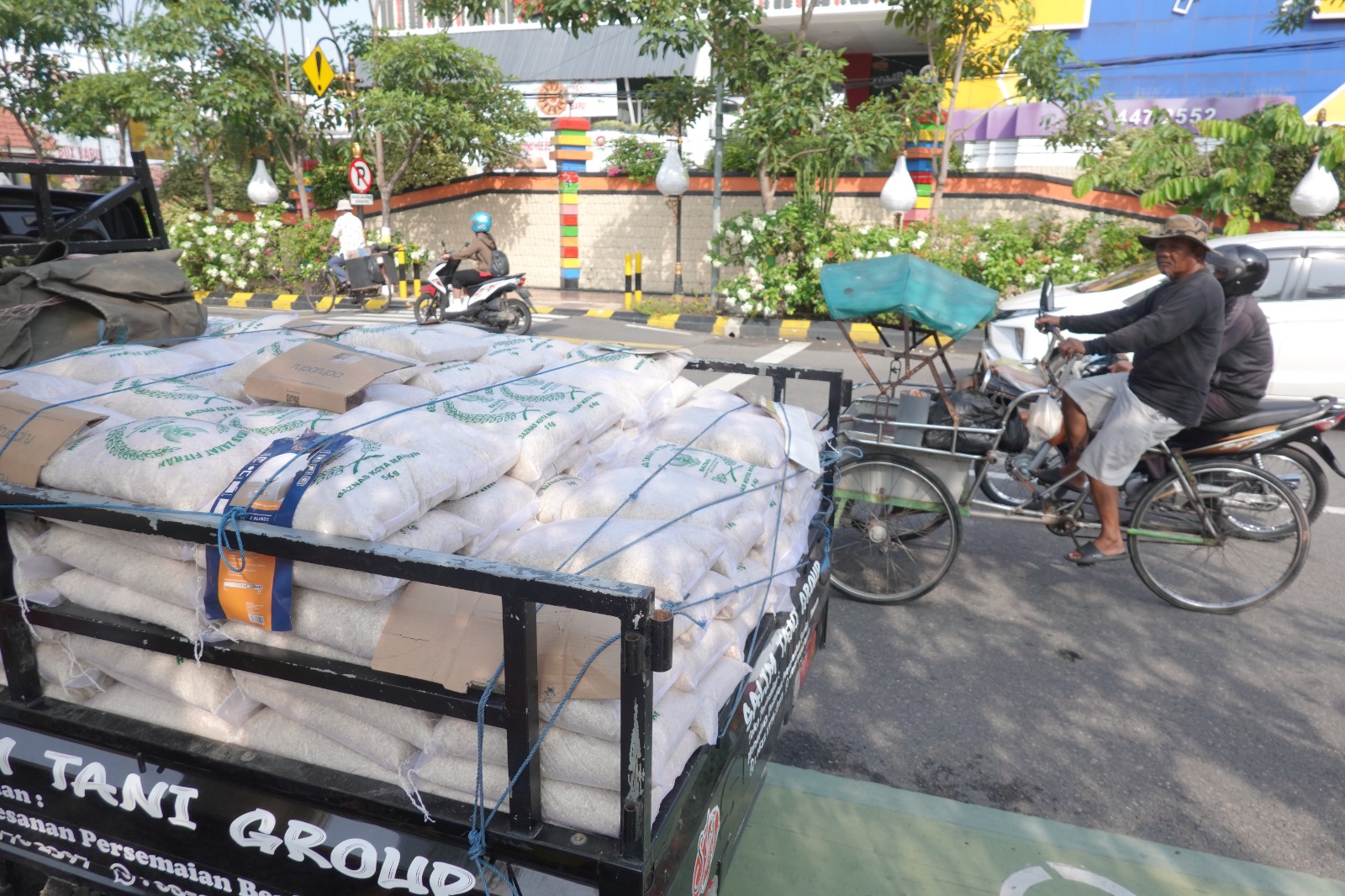 Foto 5 dari 6: Berangkatkan Pentasharufan Beras Zakat Fitrah Ke 27 Kelurahan, Wali Kota Harap Bawa Berkah Bagi Masyarakat