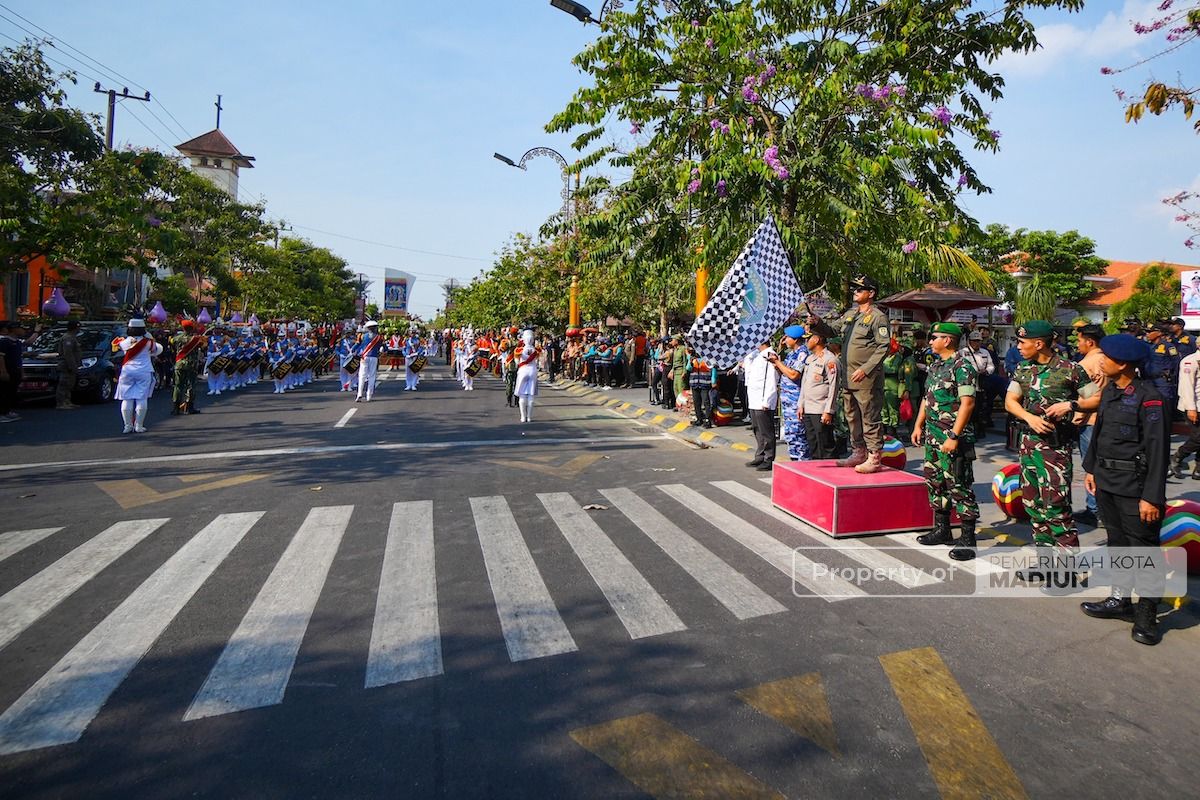 Foto 1 dari 9: Kirab Pataka Jer Basuki Mawa Beya Sampai di Kota Madiun, Langsung Diberangkat ke Daerah Selanjutnya