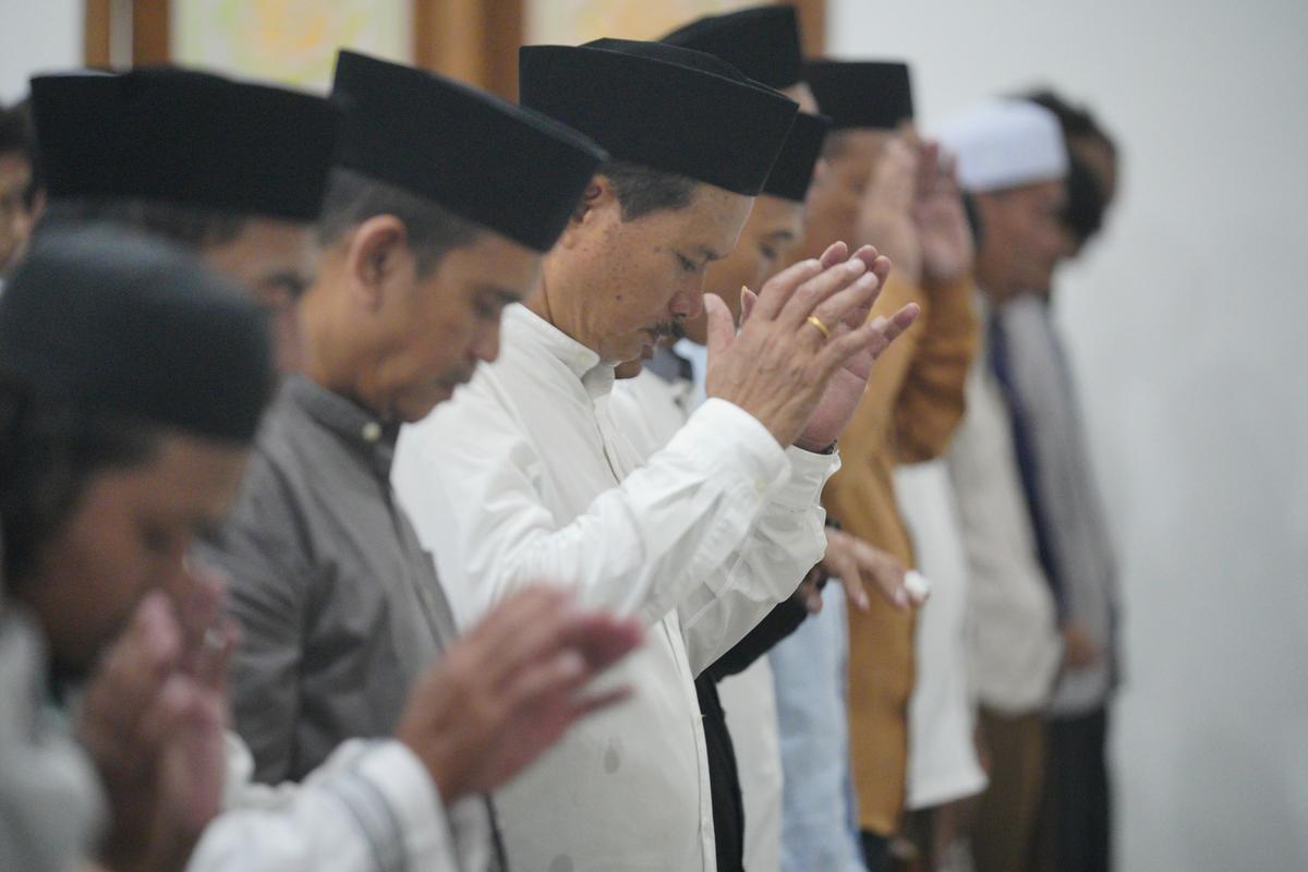Safari Salat Tarawih di Masjid Pondok Lansia, Wali Kota Juga Serahkan Bantuan Sosial dan Santunan untuk Warga