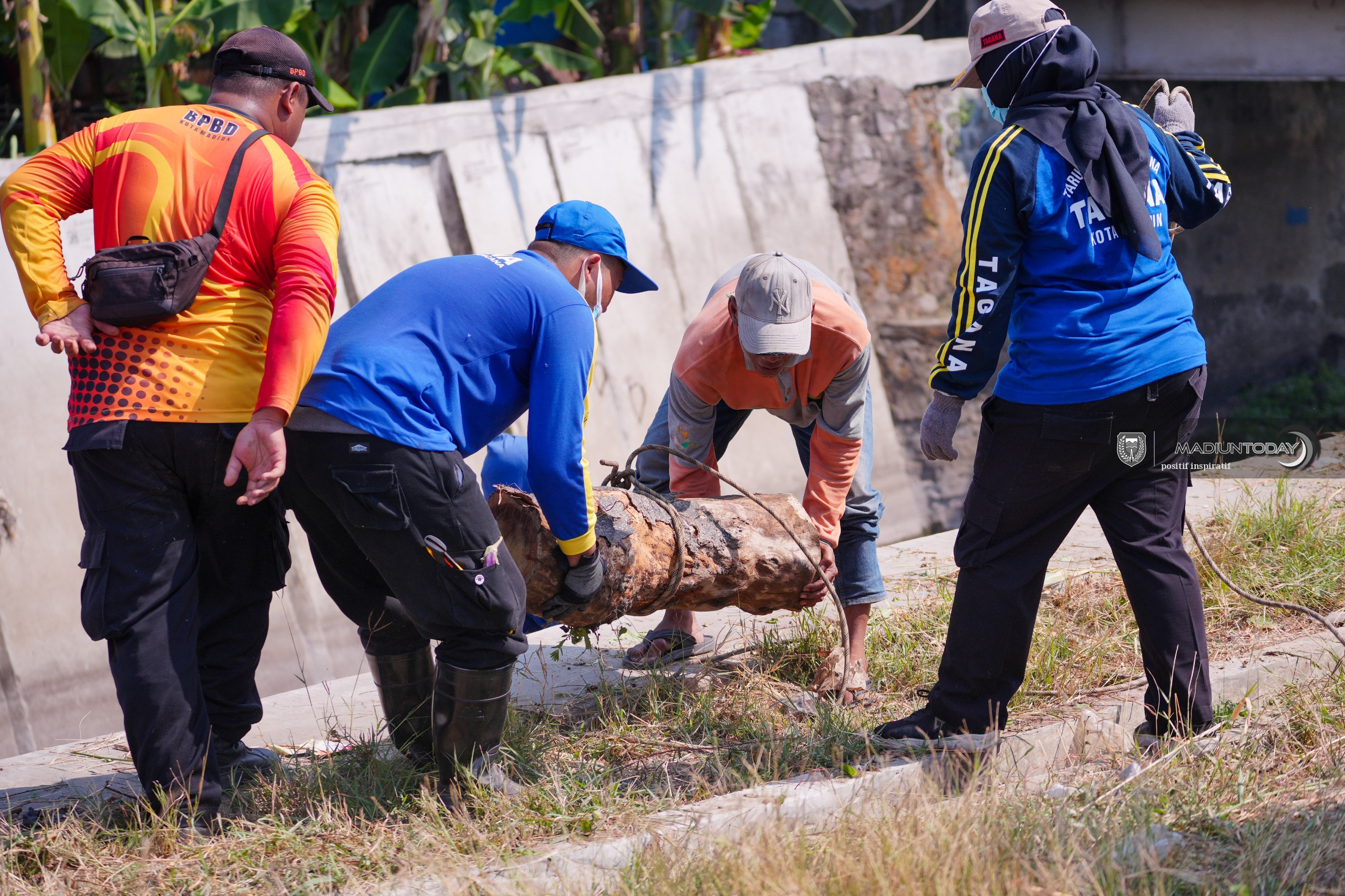 Foto 3 dari 12: Antisipasi Hujan Deras, Tim Gabungan Bersihkan 9 Sungai Rawan Banjir di Madiun