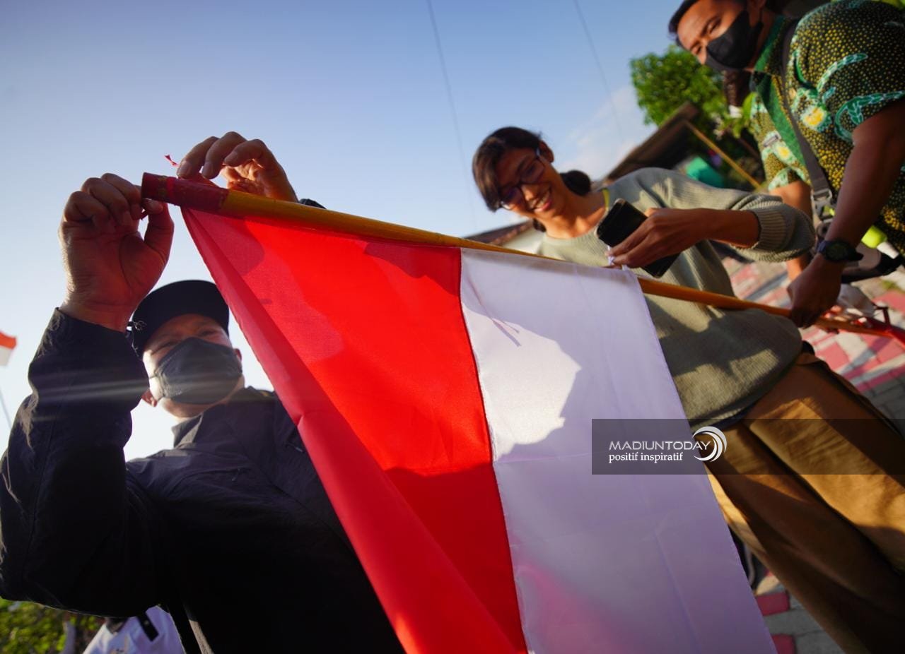 Blusukan Masuk Gang, Wali Kota Bagi Hingga Ganti Bendera Usang Milik Warga