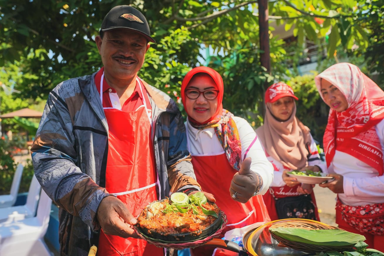 Foto 7 dari 9: Tinjau P2L Taman Asri, Wali Kota Panen Lele dan Sayur Mayur