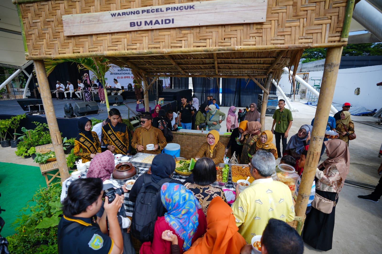 Foto 7 dari 10: Pecel Madiun Dinobatkan Mendikbud Sebagai Warisan Budaya Tak Benda Indonesia