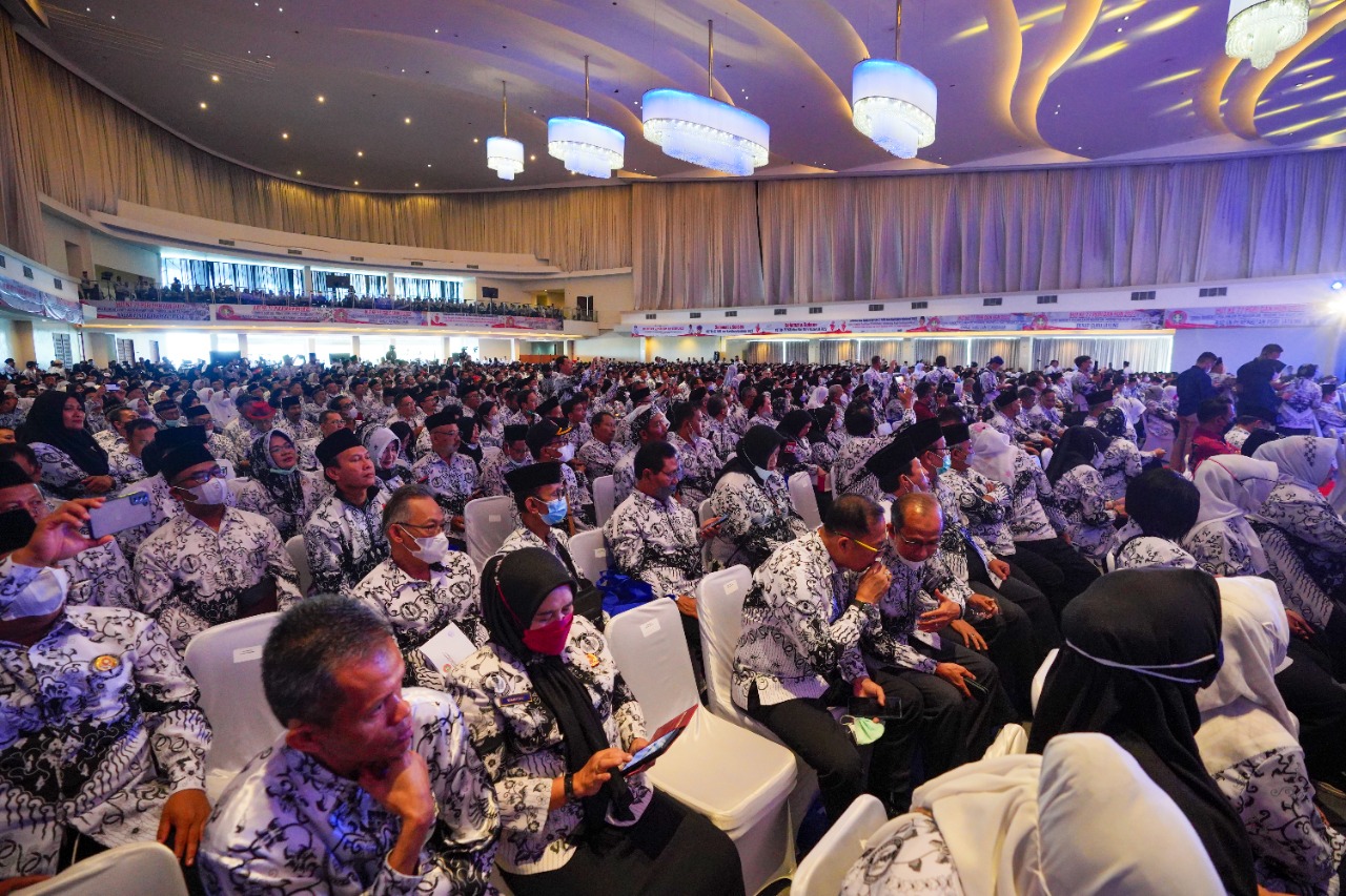 Foto 7 dari 10: Komitmen Tingkatkan Pendidikan, Wali Kota Maidi Diganjar Anugerah Dwija Praja Nugraha