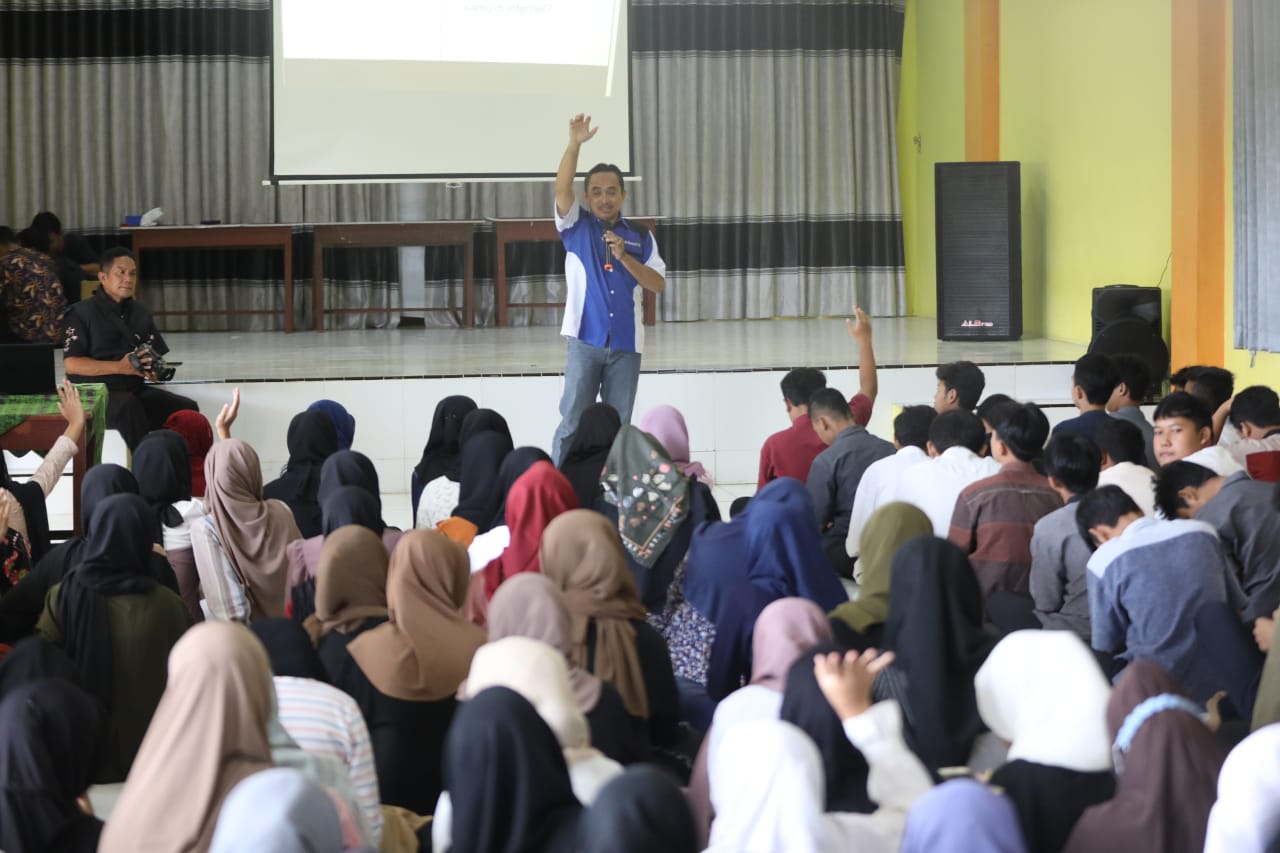 Foto 1 dari 7: Tak Sekedar Literasi Digital, Sinebar Juga Jadi Sarana Survei Pengaruh Gadget Pada Anak