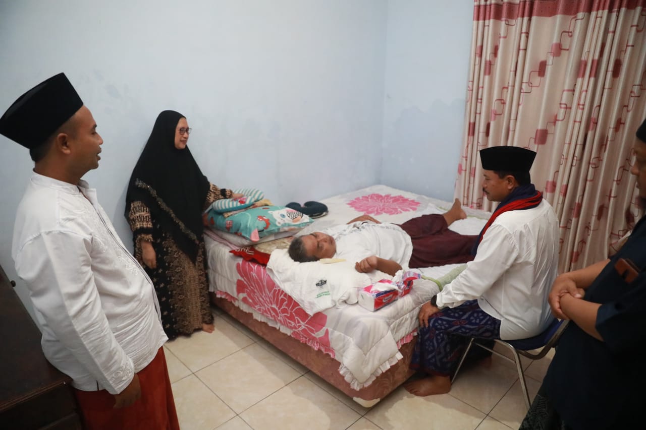 Foto 8 dari 11: Salat Isya di Masjid At Thoilah, Wali Kota Salurkan Bantuan Masjid Hingga Rp 40 Juta