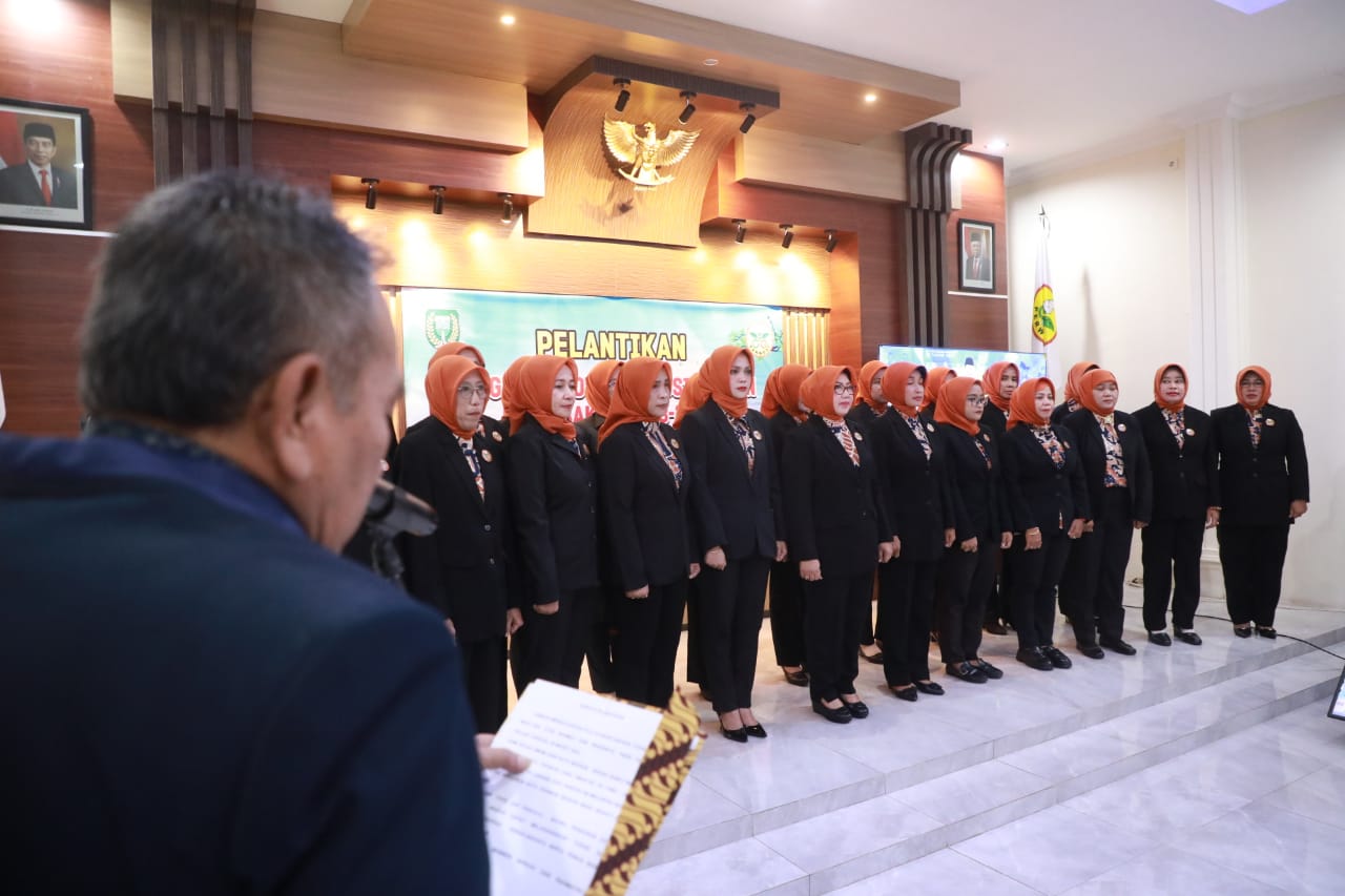 Foto 2 dari 13: Lantik Kepengurusan Perwosi Masa Bakti 2023-2027, Wali Kota Harap Peran Perwosi dalam Kemajuan Kota