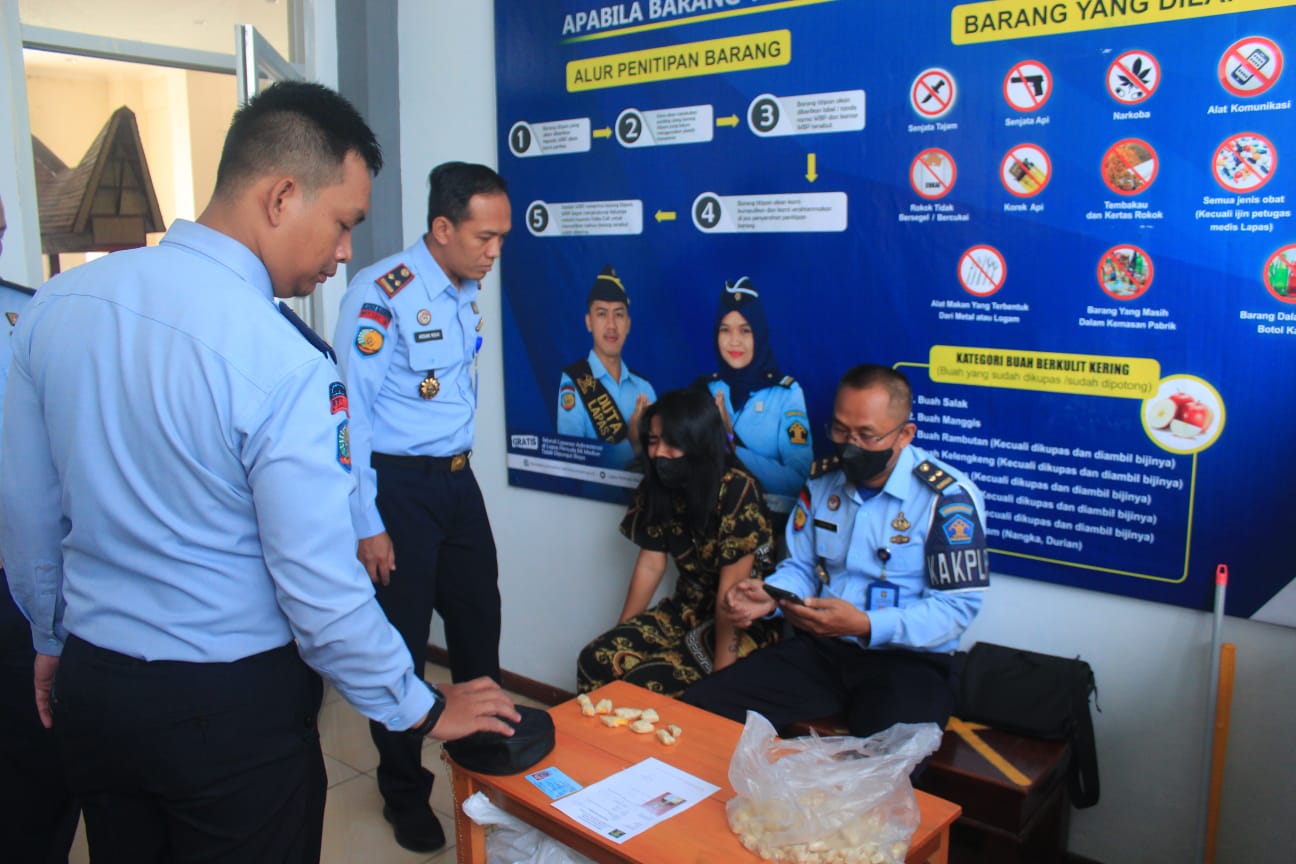 Foto 4 dari 4: Selundupkan Kue Isi Narkoba, Petugas Lapas Pemuda Madiun Tahan Warga Surabaya