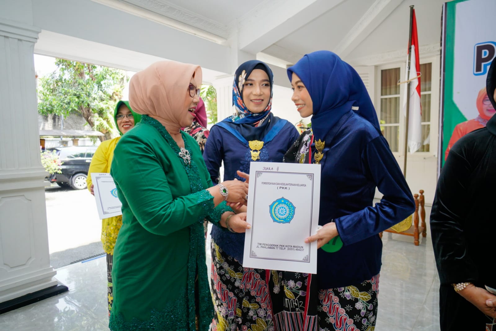 Foto 10 dari 13: Serunya Giat PKK Rayakan Hari Kartini Dengan Lomba Merias Wajah