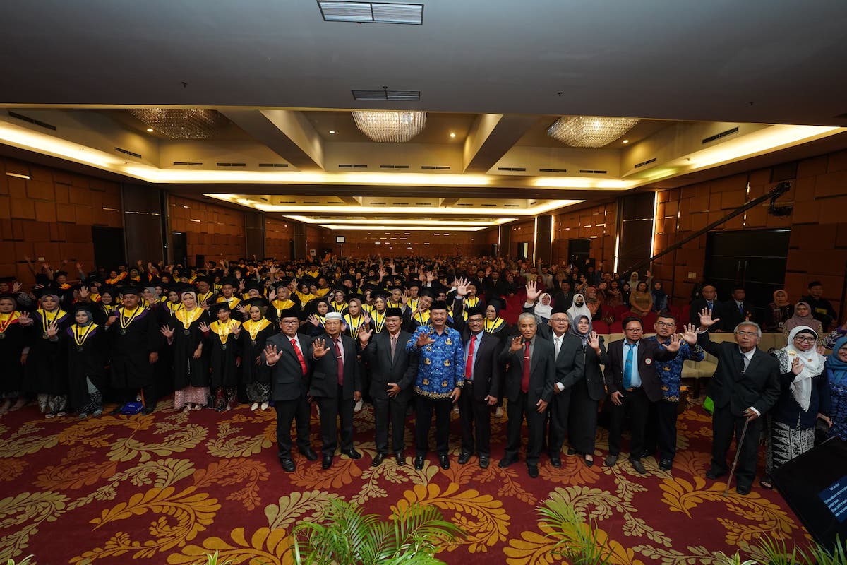 Foto 7 dari 9: Hadiri Wisuda Stikes Bhakti Husada Mulia, Wali Kota Harap Ilmunya Bermanfaat