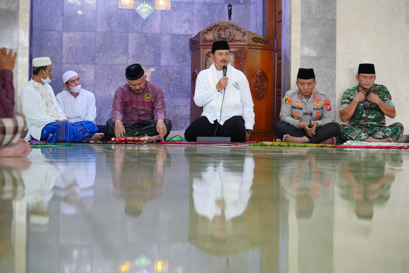 Foto 2 dari 10: Safari Ramadan Salat Jumat di Masjid At-Taqwa, Wali Kota Ajak Jamaah Tingkatkan Ibadah