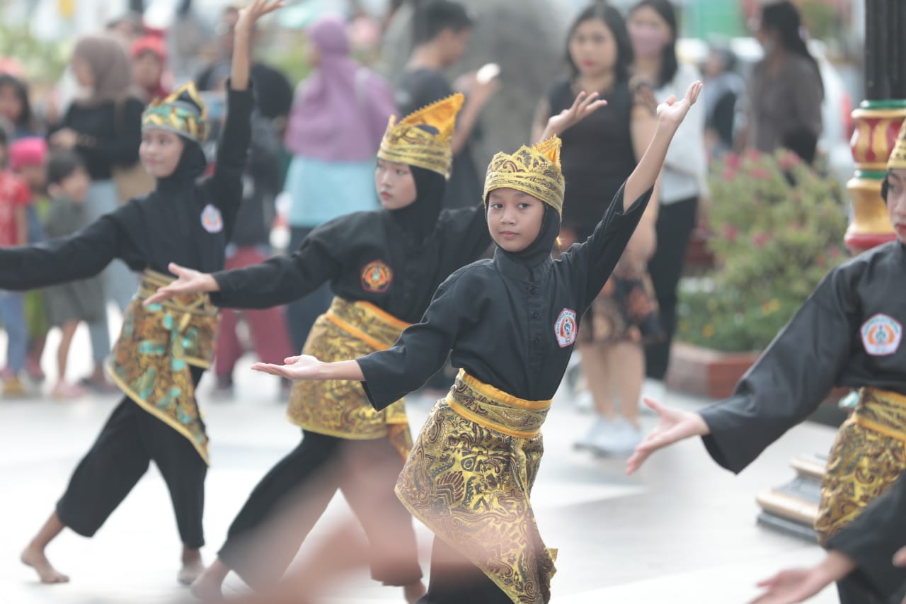 Foto 6 dari 15: Tinjau Stand Pameran dan Saksikan Gelar Kreativitas Siswa, Wali Kota Harap Potensi Siswa Tersalurkan