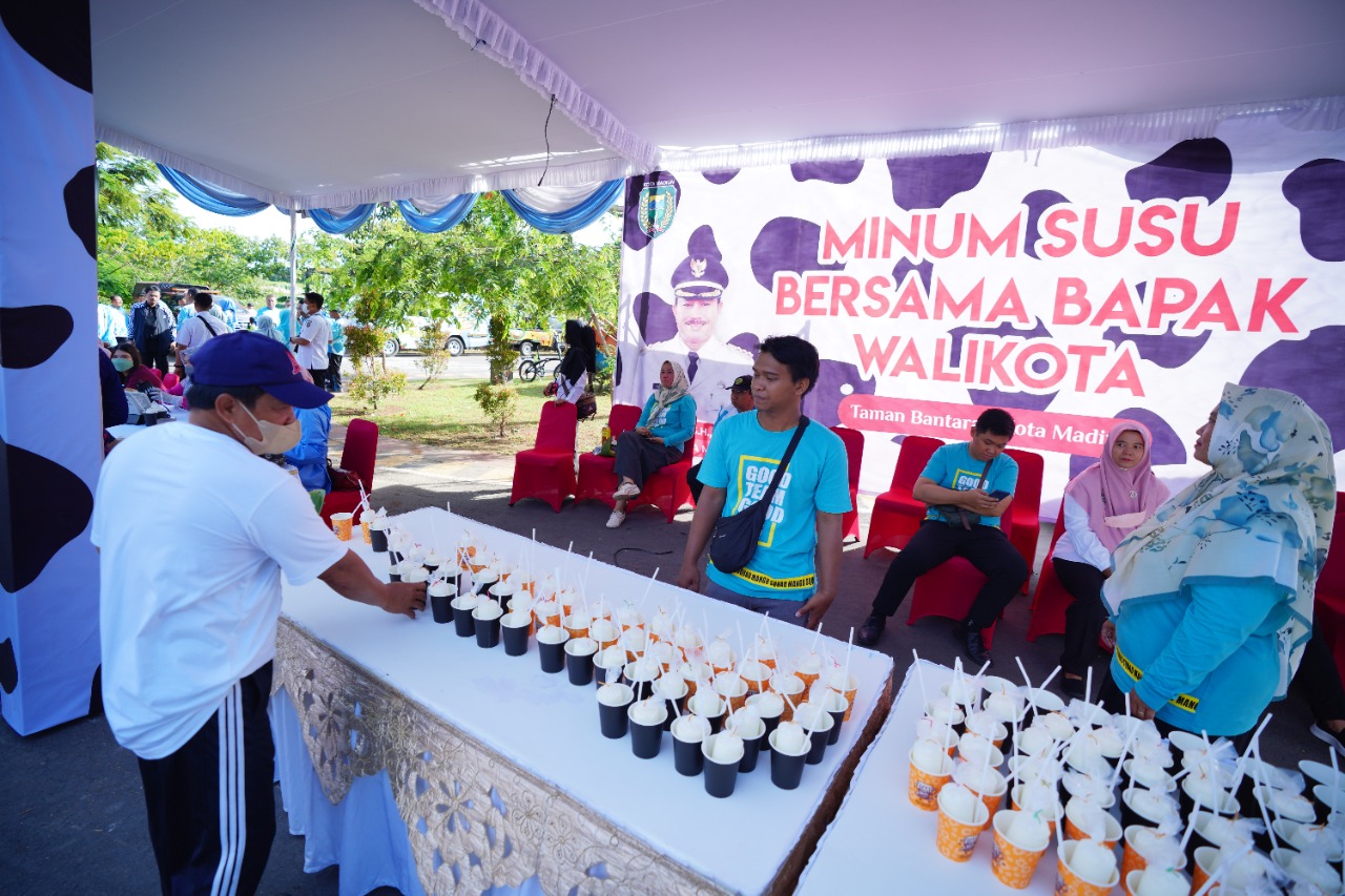 Foto 8 dari 10: Senam Tiga Pilar Kecamatan Manguharjo, Wali Kota Harap Pola Hidup Sehat Jadi Gaya Hidup
