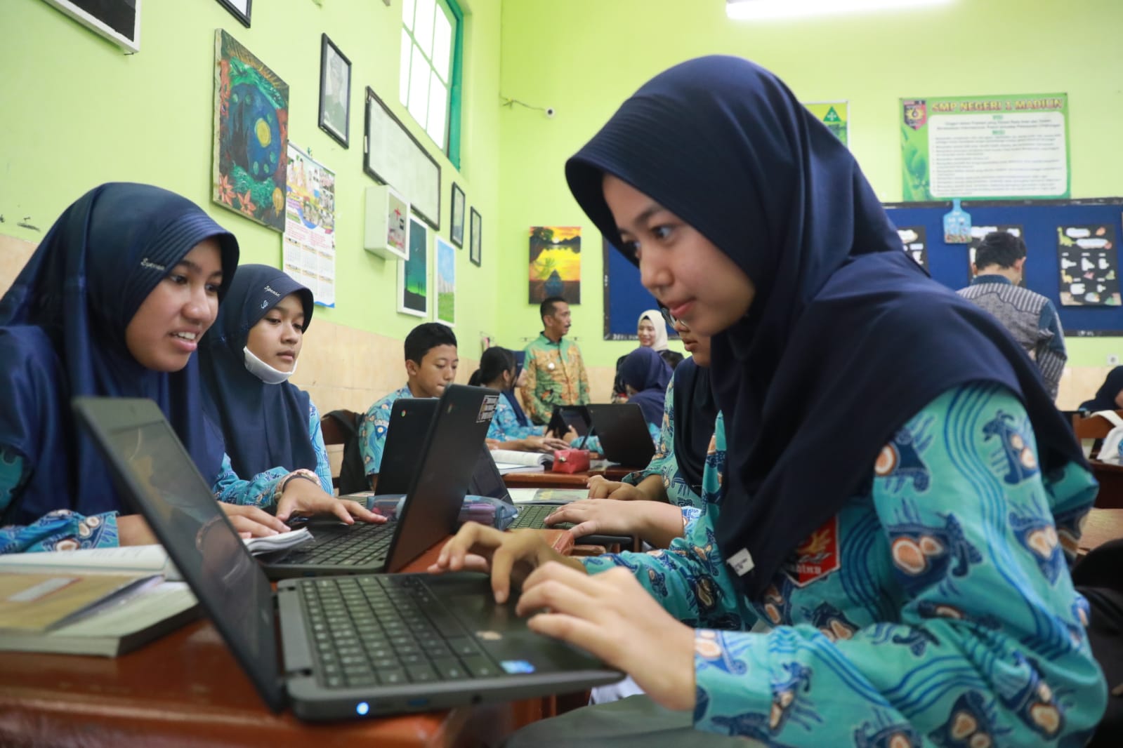 Foto 1 dari 12: Belajar Penerapan Chromebook, Pj Bupati dan Puluhan Kepala Sekolah se-Kabupaten Sinjai, Studi Banding ke Kota Madiun