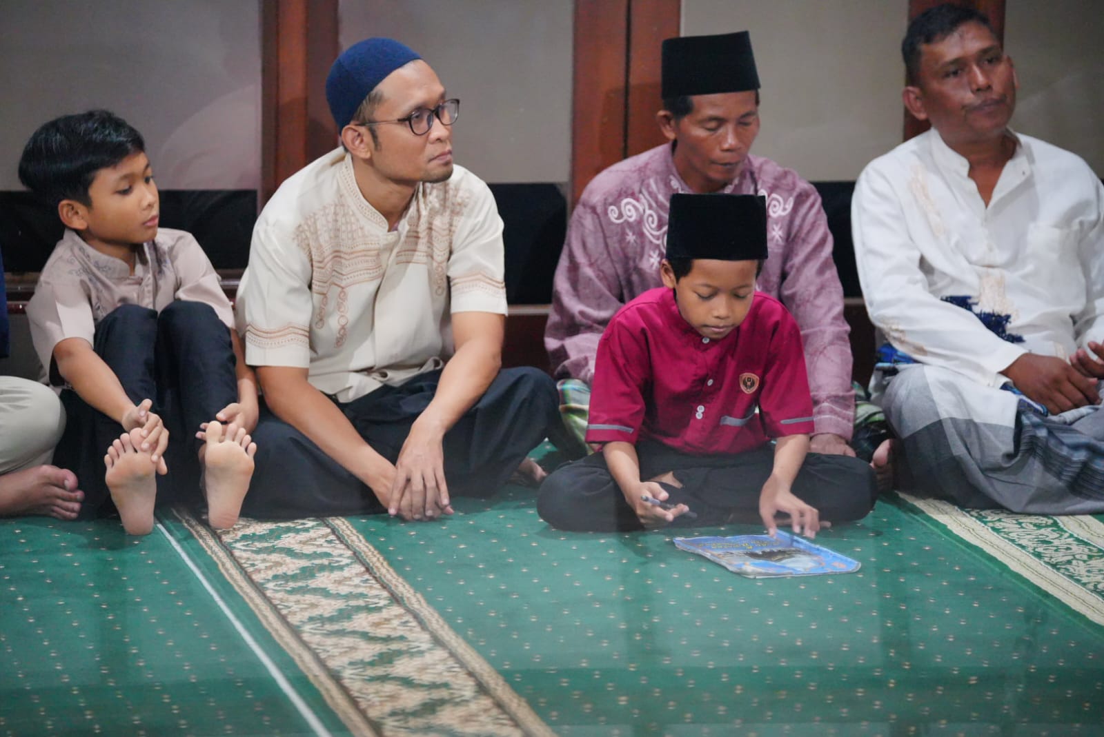 Foto 7 dari 10: Tarawih Di Masjid Al Muhajirin, Wali Kota Ajak Warga Tingkatkan Ibadah Sebelum Ramadan Berakhir