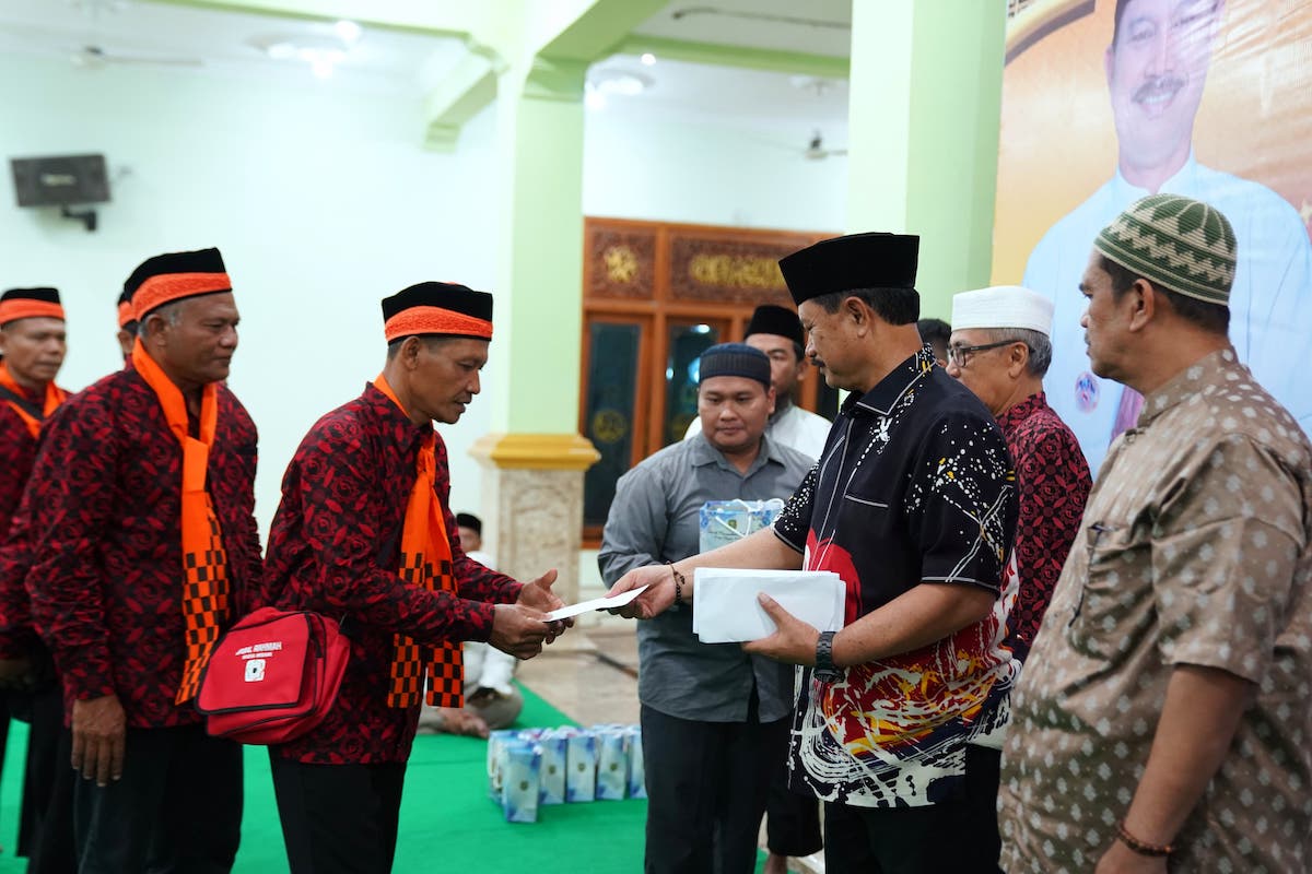 Foto 5 dari 9: Berangkatkan Marbot dan Imam Masjid Ibadah Umrah, Wali Kota Harap Jadi Sarana Peningkatan Keimanan Jamaah