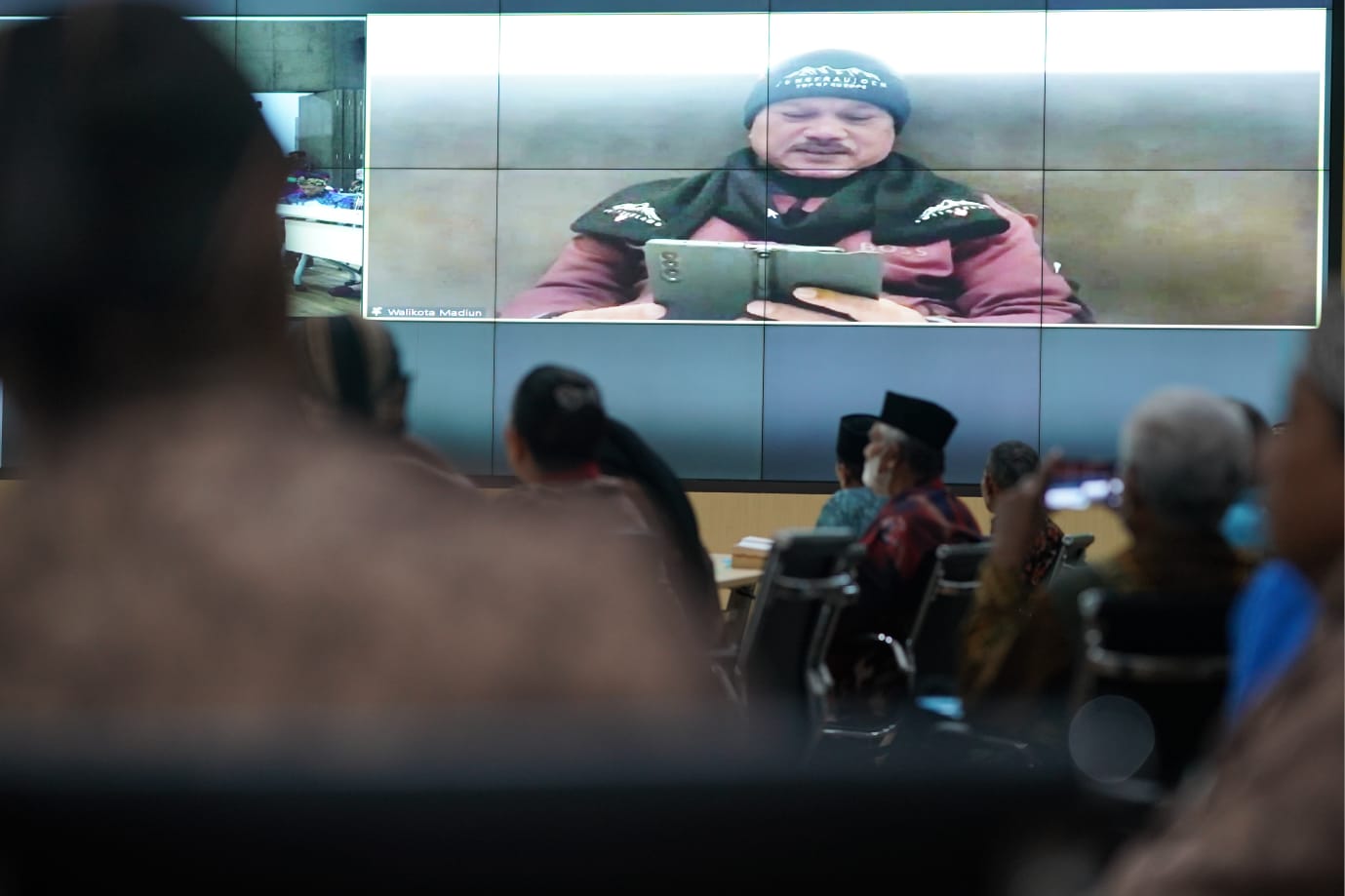 Foto 5 dari 5: Melawan Dingin dan Perbedaan Waktu, Wali Kota Pimpin Rapat Zoom dari Swiss