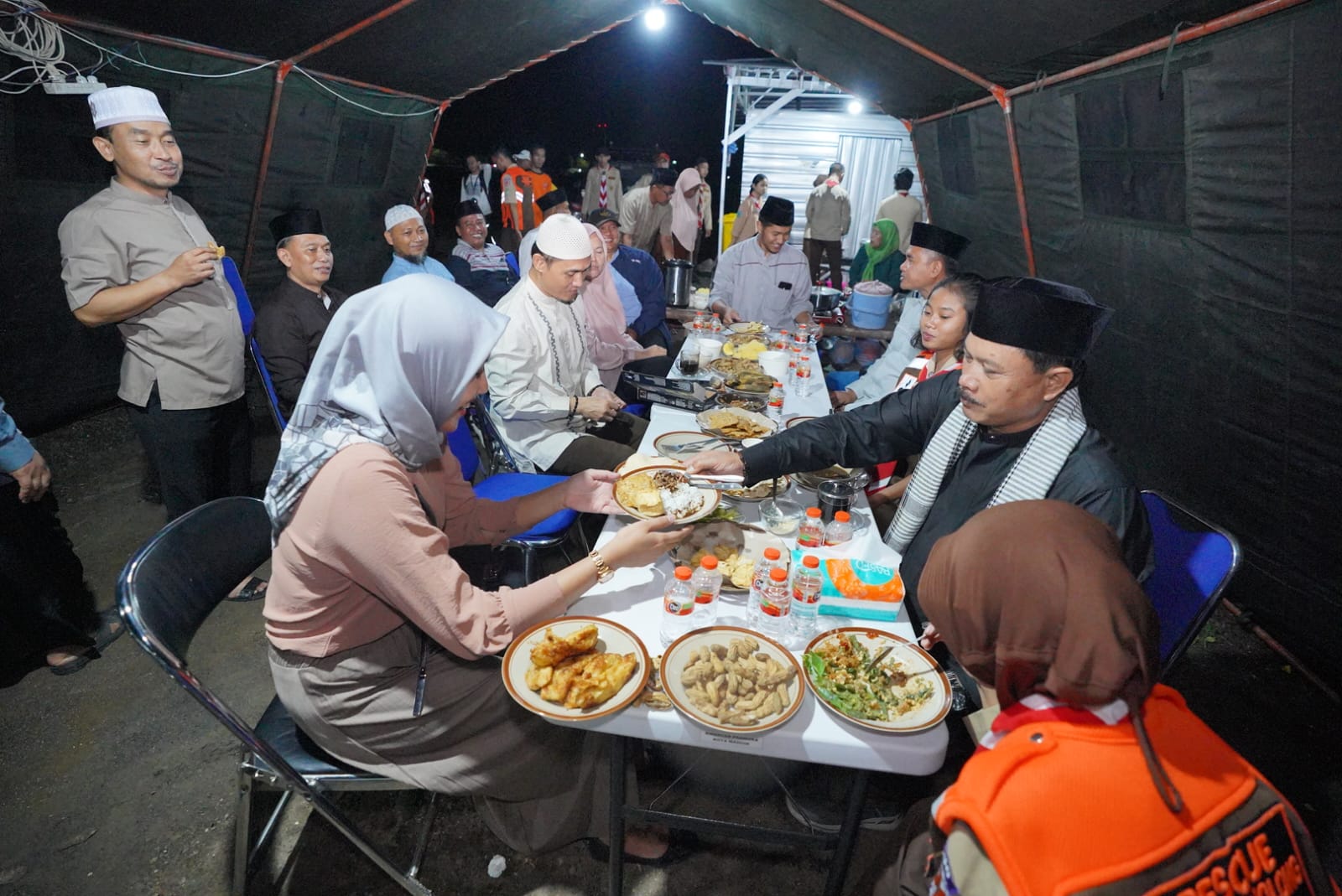 Foto 9 dari 10: Di Kelurahan Pilangbango, Wali Kota Maidi Sambang Warga Hingga Bagi Sembako