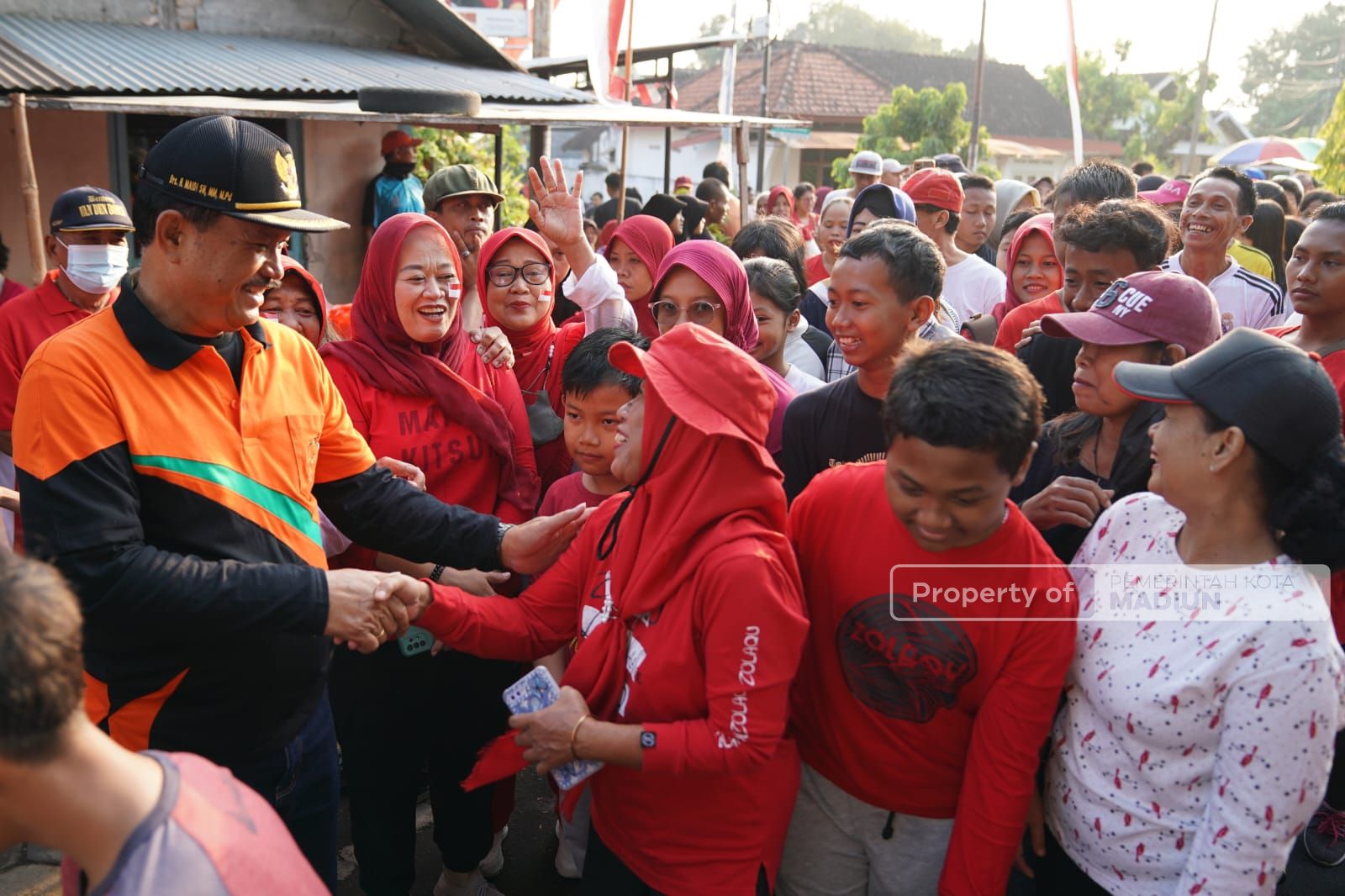 Foto 5 dari 9: Berangkatkan Jalan Santai di Kelurahan Patihan, Wali Kota Apresiasi Semangat Warga Isi Kemerdekaan