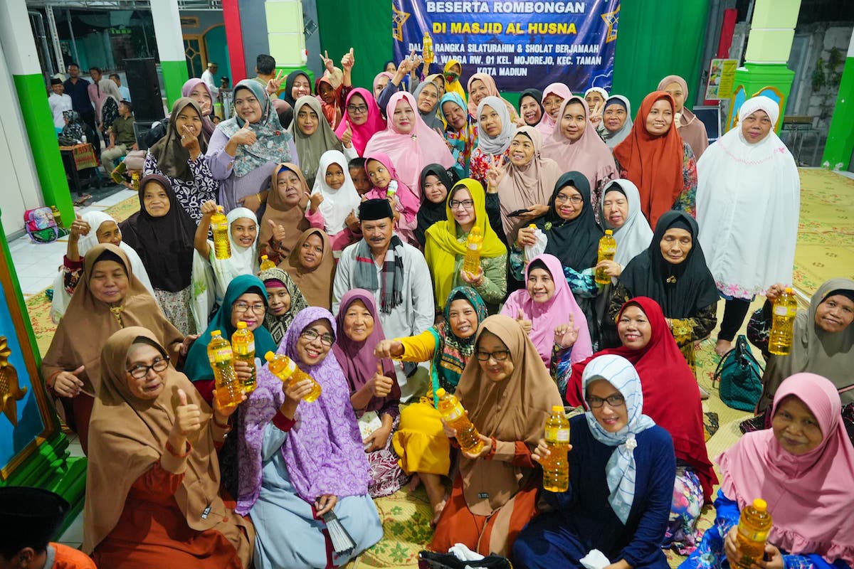 Foto 7 dari 8: Salat Isya di Masjid Al Husna, Wali Kota Salurkan Santunan hingga Bantuan Masjid Rp 18 Juta