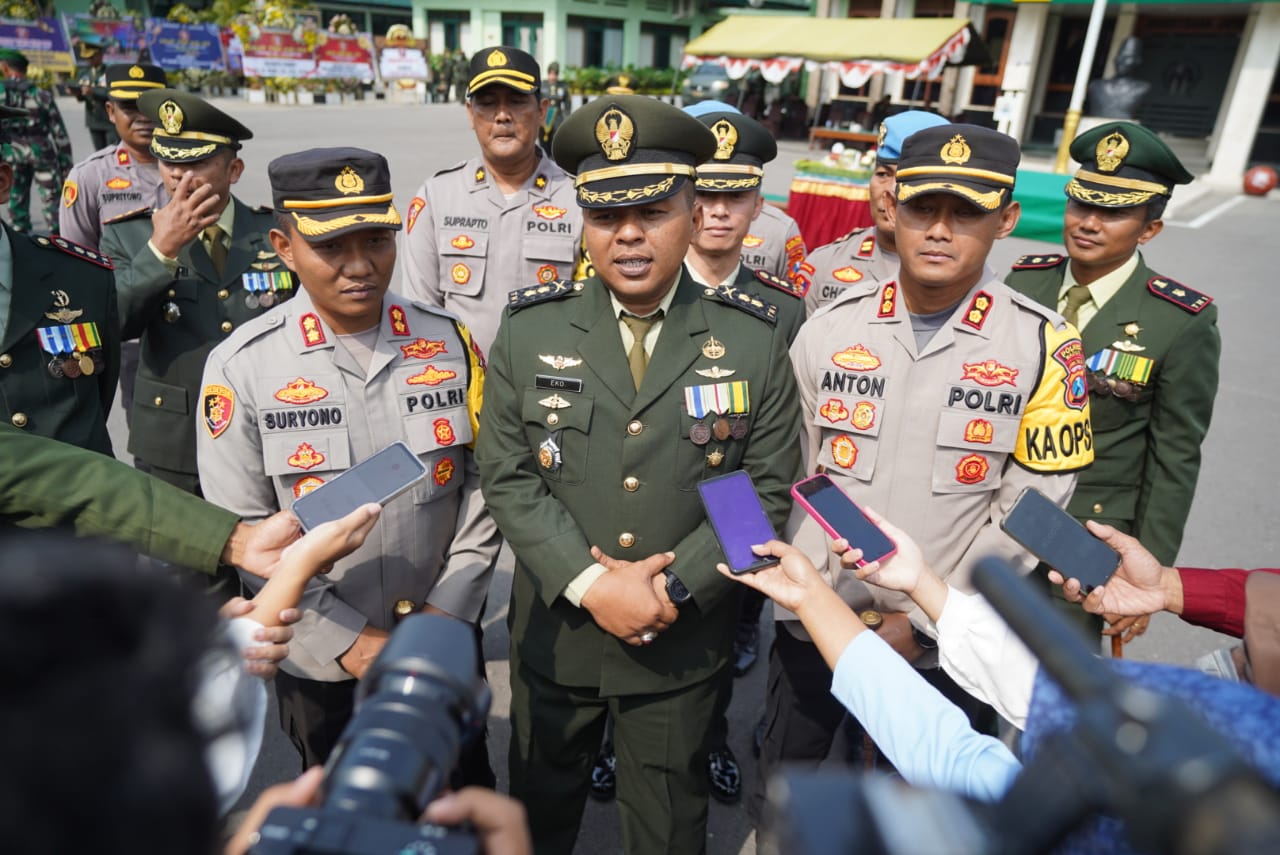 Foto 11 dari 11: Rayakan HUT Ke-77 TNI, Polisi Kota/Kabupaten Beri Kejutan Untuk Korem