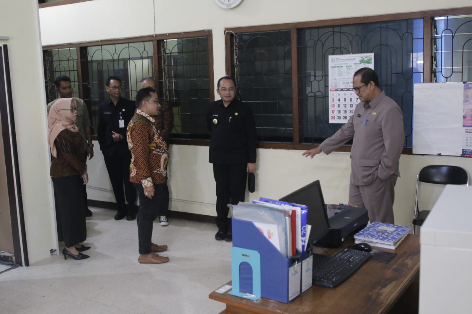Foto 9 dari 17: Kunjungan Kantor Perumda BPR Bank Daerah Kota Madiun, Pj Wali Kota Apresiasi Kinerja Dan Dorong Inovasi Untuk Tingkatkan Performa Pegawai