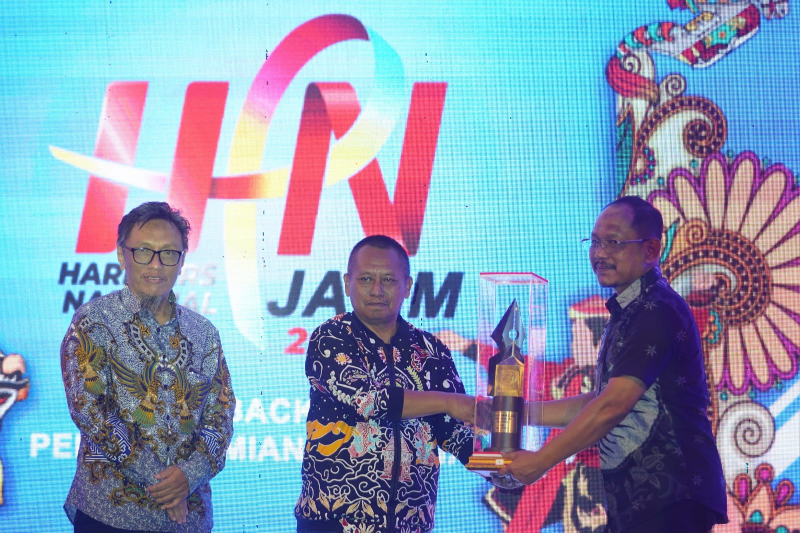Foto 3 dari 6: Inovatif Pulihkan Ekonomi, Wali Kota Madiun Dianugerahi Penghargaan oleh PWI Jatim