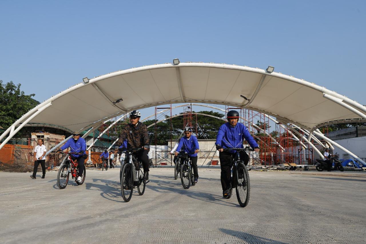 Foto 3 dari 9: Gowes Pagi, Wali Kota Cek Proyek Pembangunan Kota