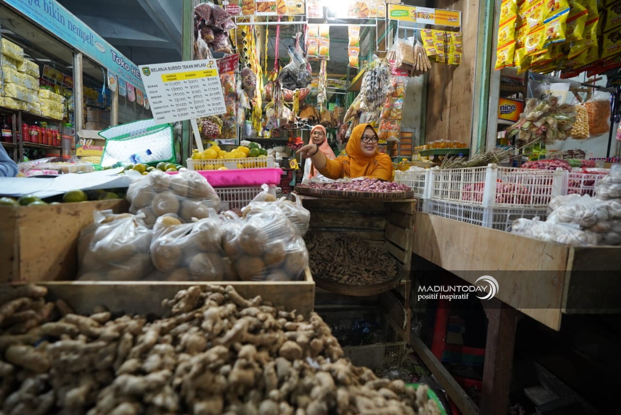 Foto 9 dari 11: Dapat Subsidi Dari Wali Kota, Pedagang Akui Lapaknya Makin Ramai