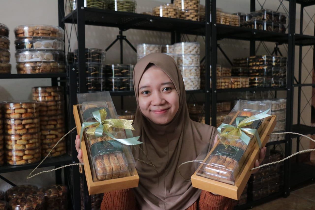 Foto 2 dari 10: Laris Manis Usaha Kue Kering, Banjir Pesanan Jelang Lebaran