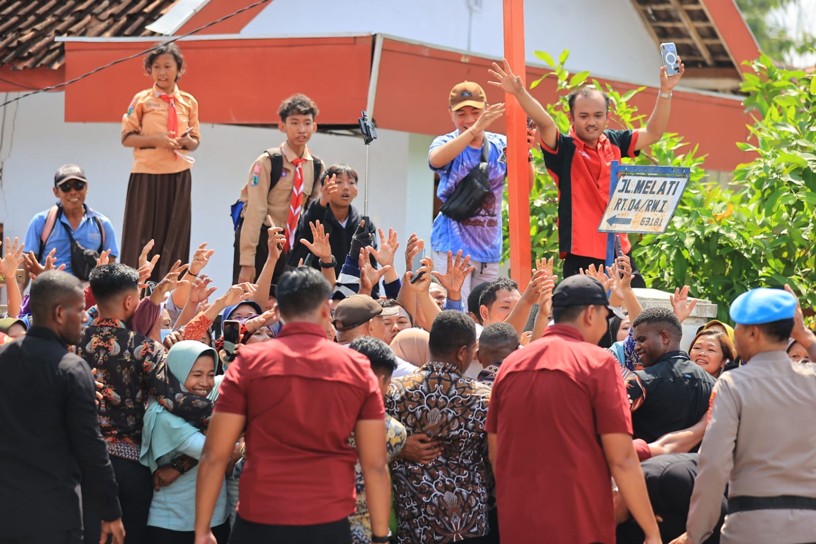 Foto 4 dari 5: Antusias Luar Biasa Sambut Kepala Negara