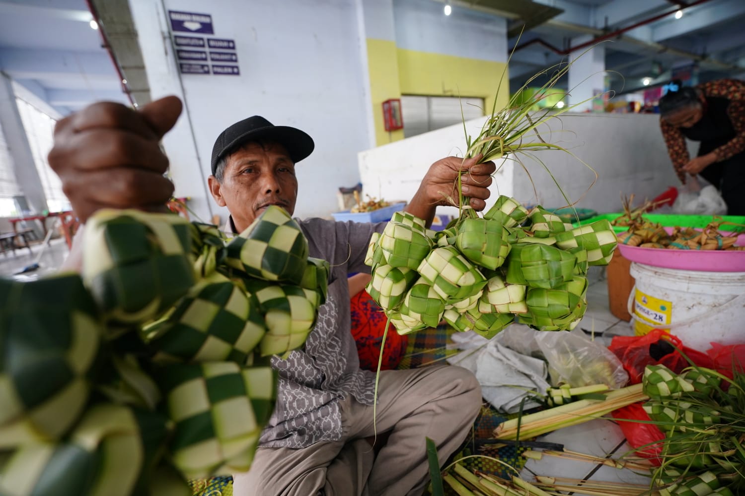 Foto utama berita: Baru H+3 Lebaran, Pedagang Ketupat PBM Akui Penjualan Tahun Ini Lebih Laris