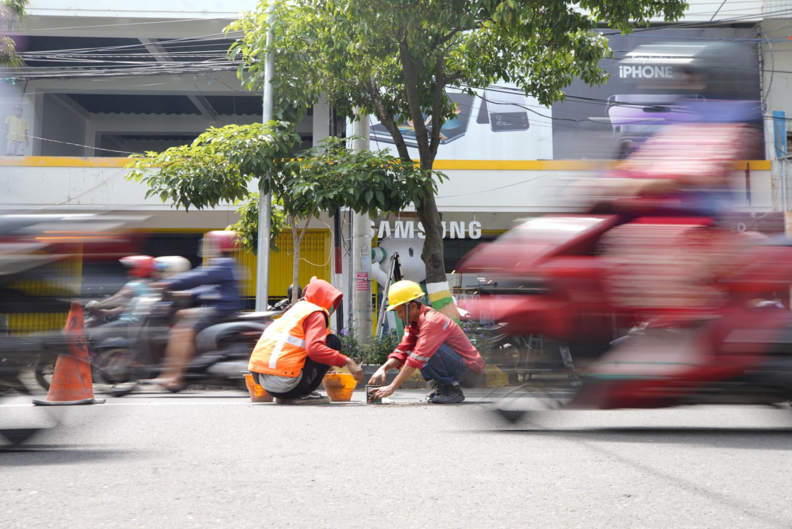 Foto 2 dari 6: Tingkatkan Keamanan Lalu Lintas, Dishub Tambah Road Stud Di Jantung Kota