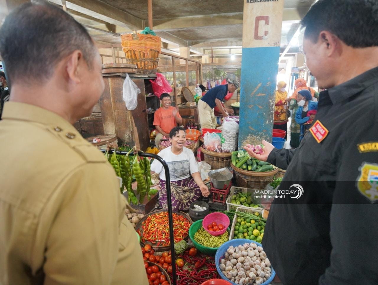 Foto 3 dari 10: Subsidi Pasar Makin Meluas, Wali Kota : Pemerataan Harga Untuk Selamatkan Pedagang