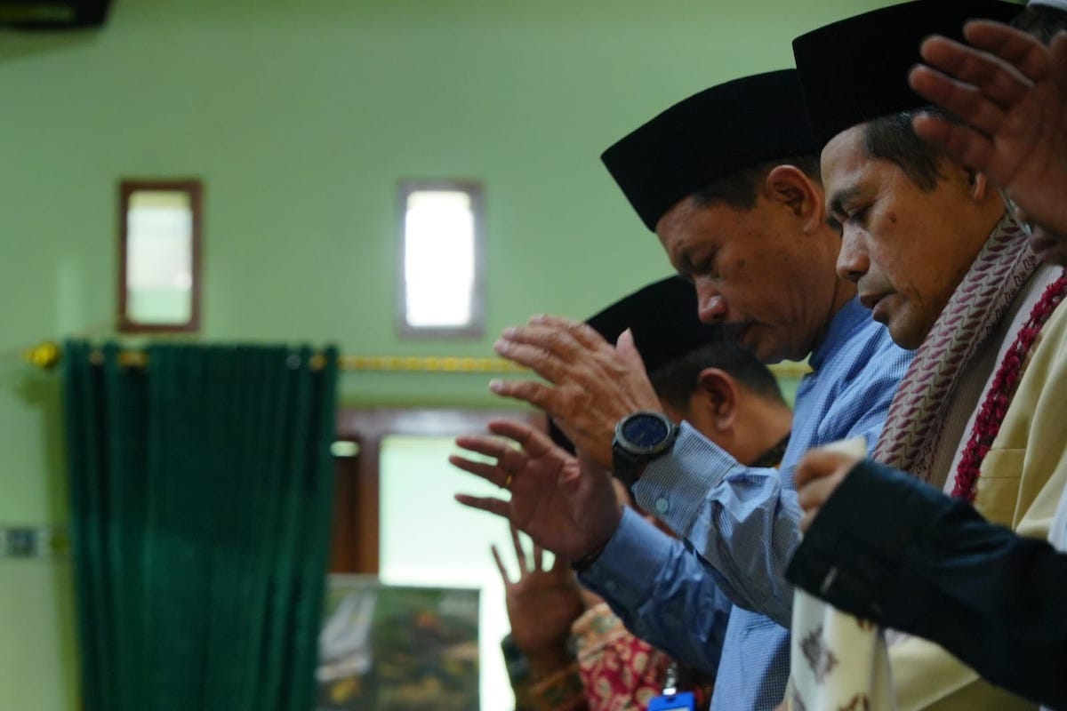 Foto 1 dari 9: Salat Jumat di Masjid Quba Pandean, Wali Kota Bantu Rp 25 Juta untuk Pengadaan Pendingin Ruangan