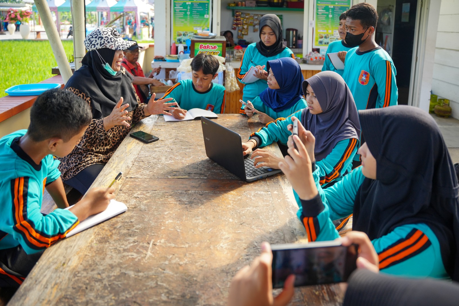 Foto 7 dari 7: Serunya Outdoor Learning di Lapak UMKM, Bisa Lebih Fokus Belajar Mapel Sulit