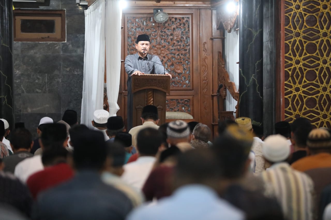 Foto utama berita: Ikuti Salat Tarawih Perdana, Wali Kota Ajak Umat Muslim Tingkatkan Ibadah