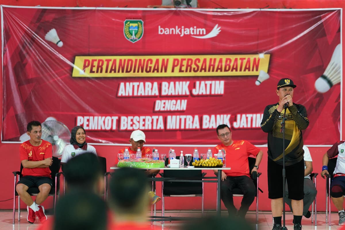 Foto 9 dari 9: Buka Pertandingan Persahabatan Bulu Tangkis Bank Jatim, Wali Kota: Sehat Itu Mahal, Mari Kita Jaga dengan Olahraga